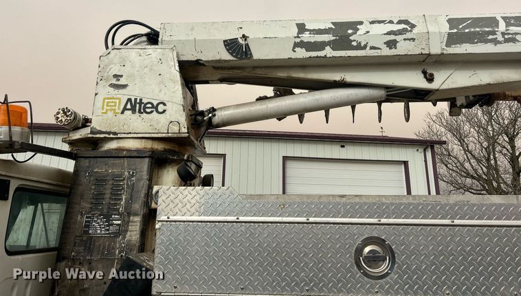 image for item EK2769 1994 International 4900 digger derrick truck