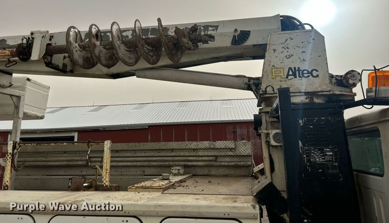 image for item EK2769 1994 International 4900 digger derrick truck