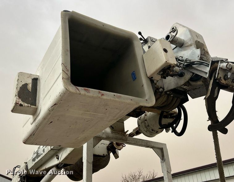 image for item EK2769 1994 International 4900 digger derrick truck