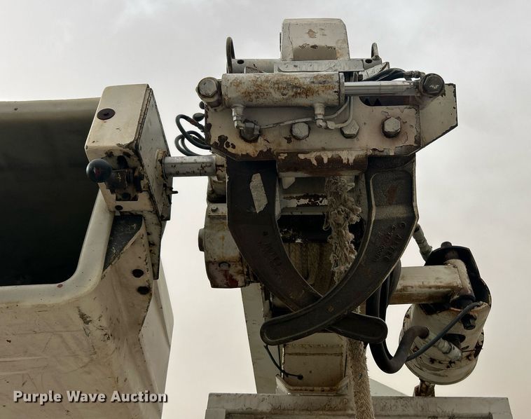 image for item EK2769 1994 International 4900 digger derrick truck