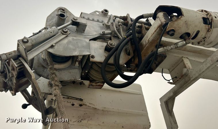 image for item EK2769 1994 International 4900 digger derrick truck