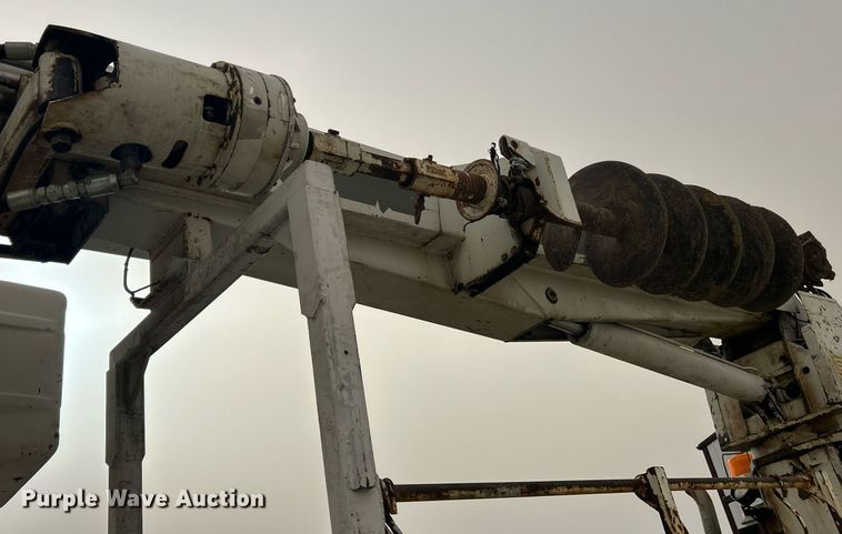 image for item EK2769 1994 International 4900 digger derrick truck