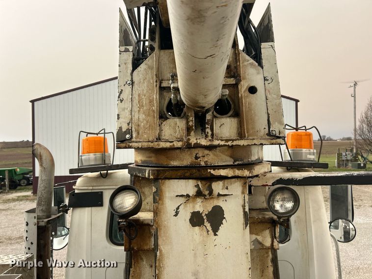 image for item EK2769 1994 International 4900 digger derrick truck