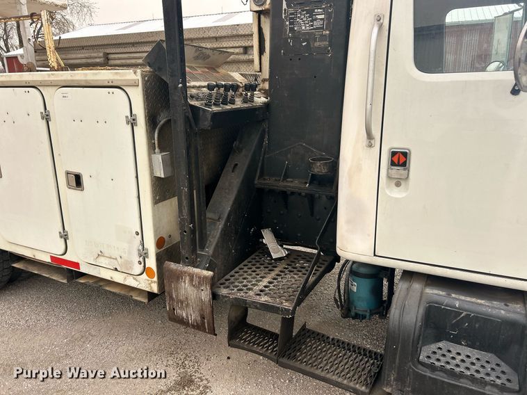 image for item EK2769 1994 International 4900 digger derrick truck