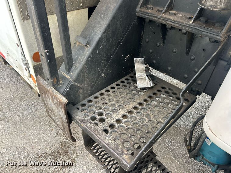 image for item EK2769 1994 International 4900 digger derrick truck