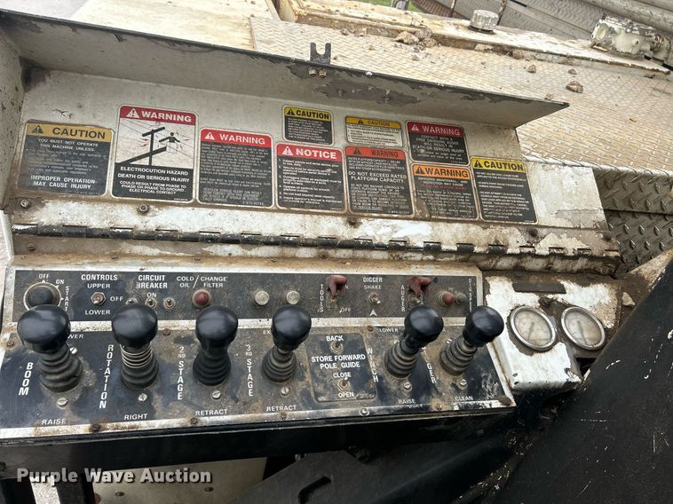 image for item EK2769 1994 International 4900 digger derrick truck