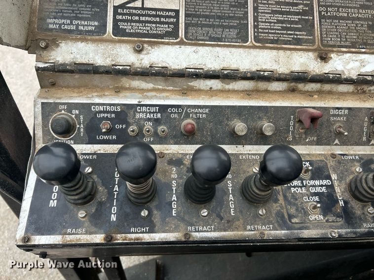 image for item EK2769 1994 International 4900 digger derrick truck