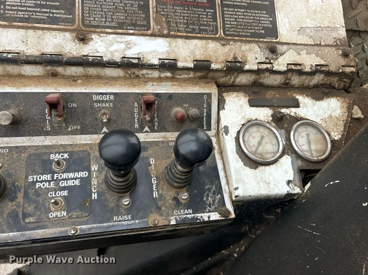 image for item EK2769 1994 International 4900 digger derrick truck