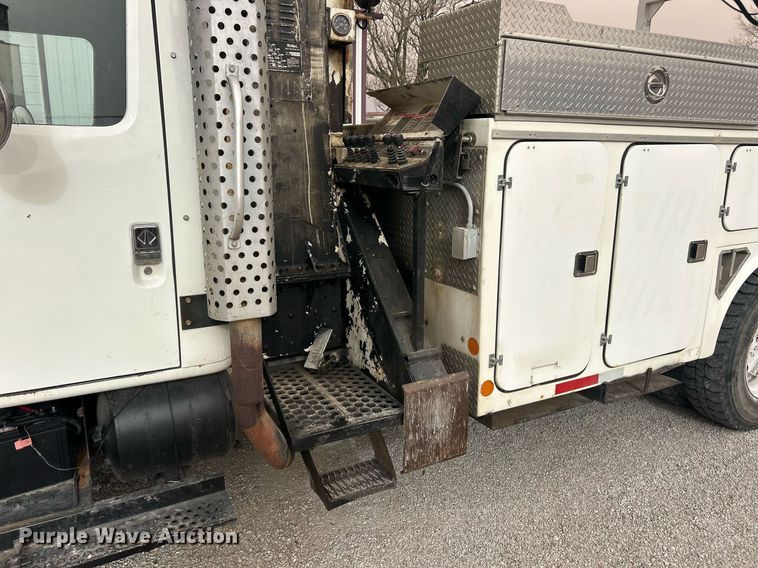 image for item EK2769 1994 International 4900 digger derrick truck