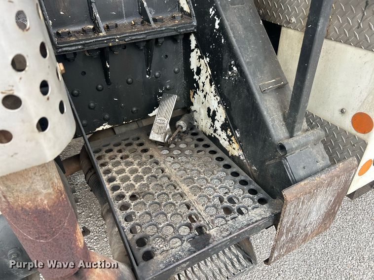 image for item EK2769 1994 International 4900 digger derrick truck