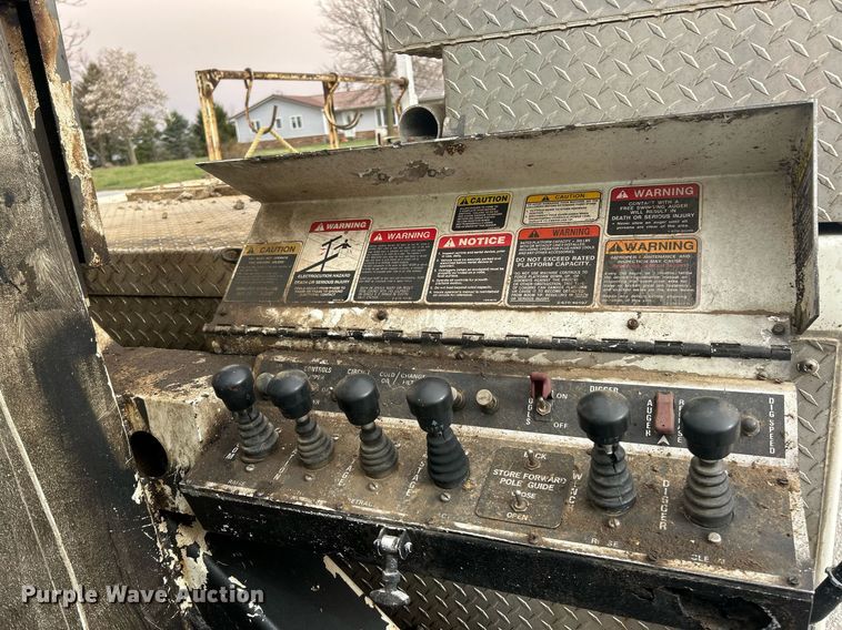 image for item EK2769 1994 International 4900 digger derrick truck