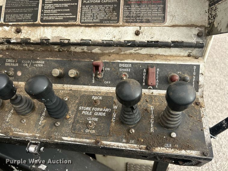 image for item EK2769 1994 International 4900 digger derrick truck