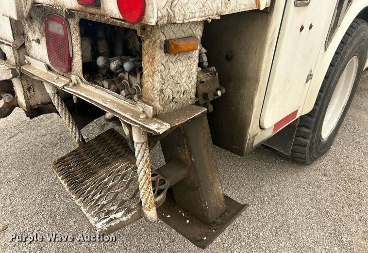 image for item EK2769 1994 International 4900 digger derrick truck