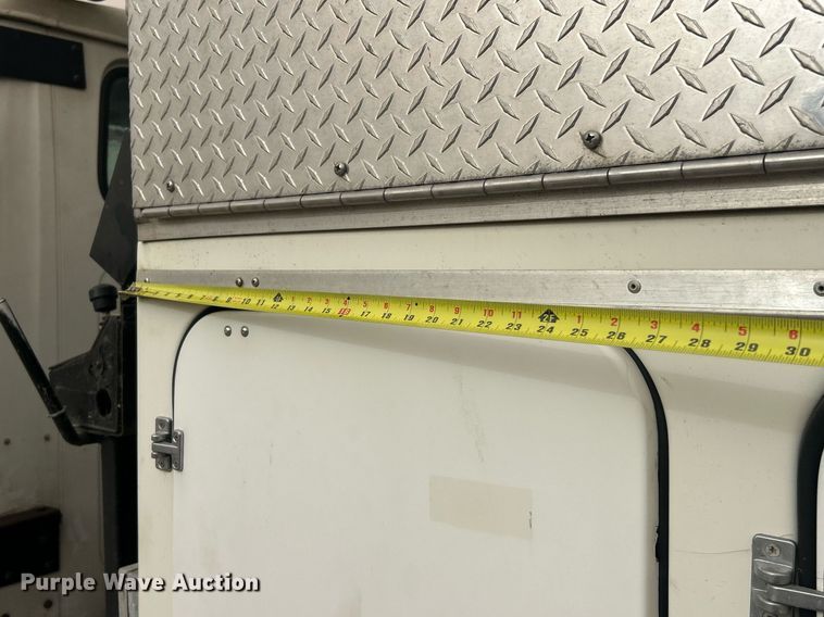 image for item EK2769 1994 International 4900 digger derrick truck