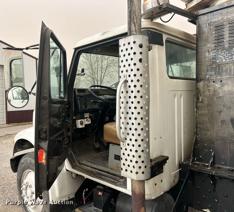 image for item EK2769 1994 International 4900 digger derrick truck