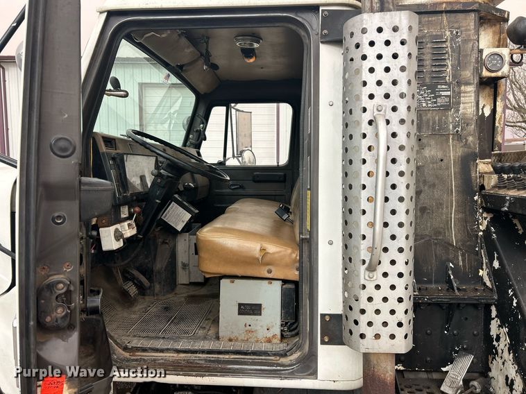 image for item EK2769 1994 International 4900 digger derrick truck