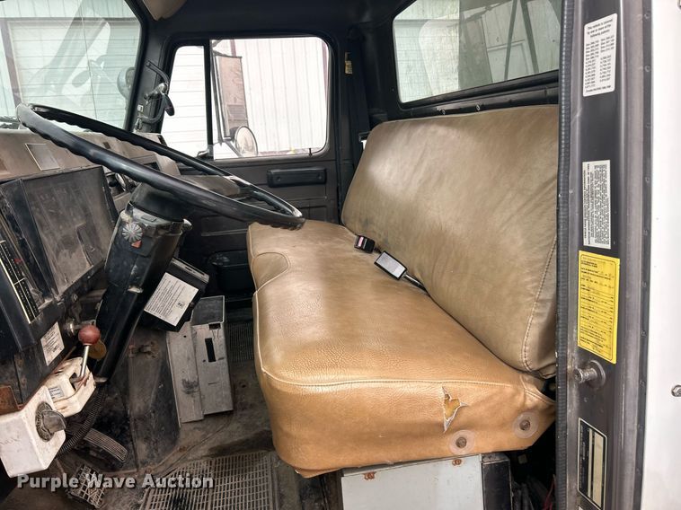 image for item EK2769 1994 International 4900 digger derrick truck