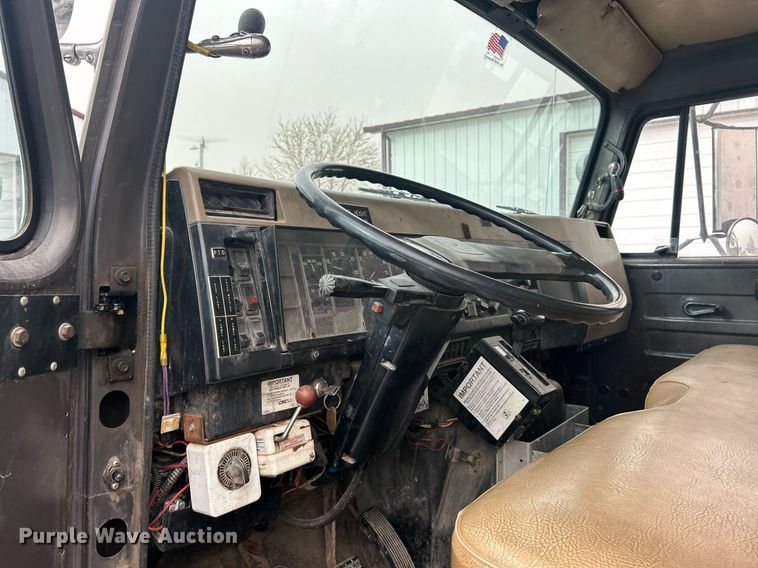 image for item EK2769 1994 International 4900 digger derrick truck