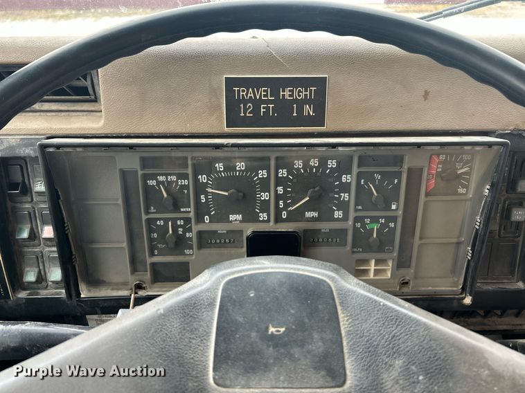 image for item EK2769 1994 International 4900 digger derrick truck