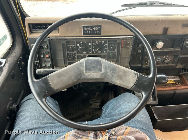 image for item EK2769 1994 International 4900 digger derrick truck