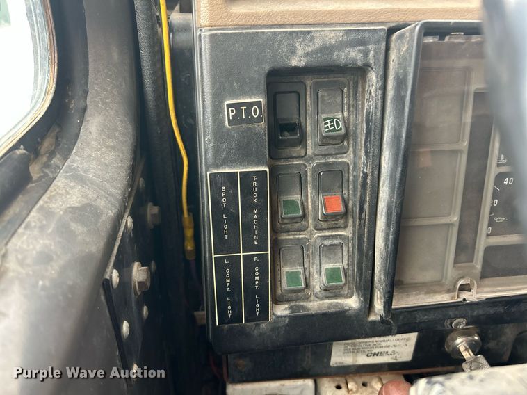 image for item EK2769 1994 International 4900 digger derrick truck