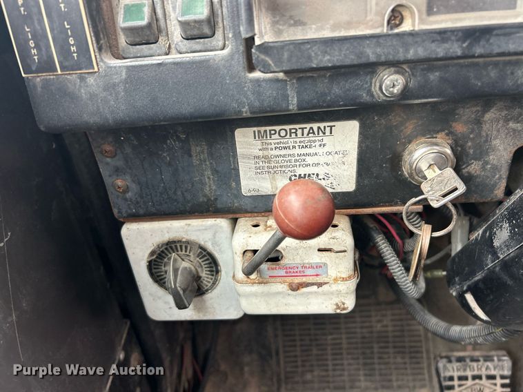 image for item EK2769 1994 International 4900 digger derrick truck