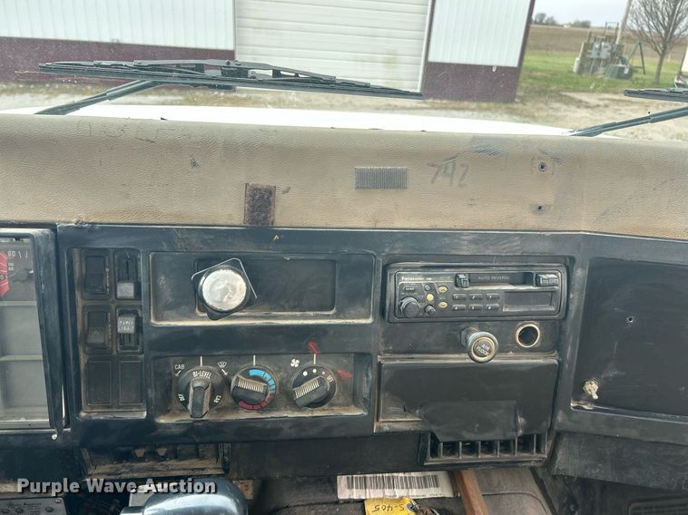 image for item EK2769 1994 International 4900 digger derrick truck