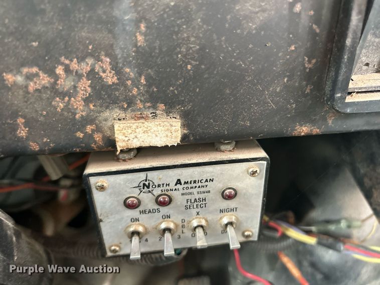 image for item EK2769 1994 International 4900 digger derrick truck