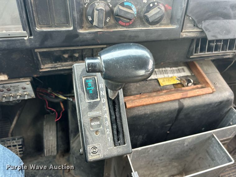 image for item EK2769 1994 International 4900 digger derrick truck