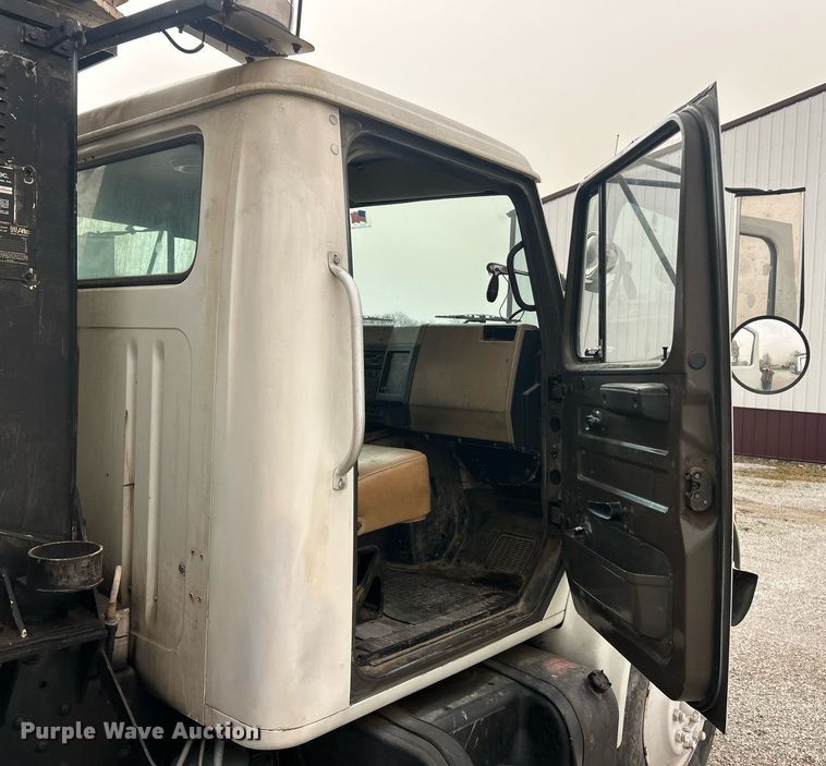 image for item EK2769 1994 International 4900 digger derrick truck