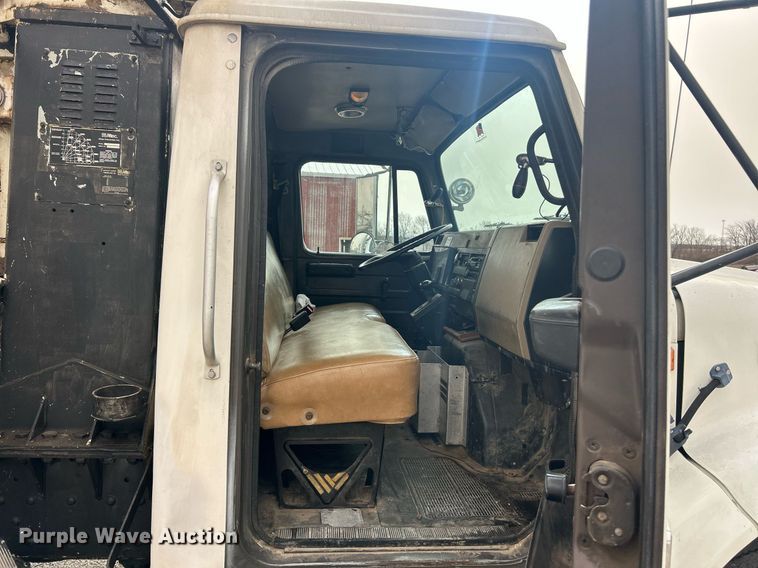 image for item EK2769 1994 International 4900 digger derrick truck