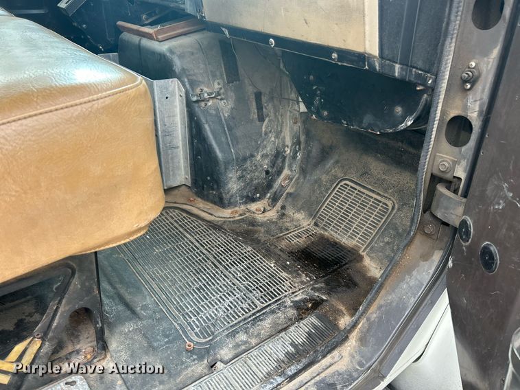 image for item EK2769 1994 International 4900 digger derrick truck