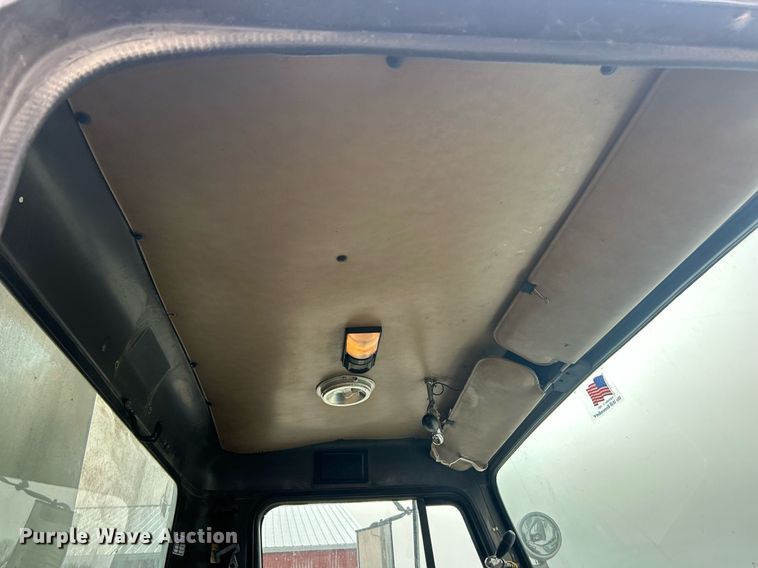 image for item EK2769 1994 International 4900 digger derrick truck