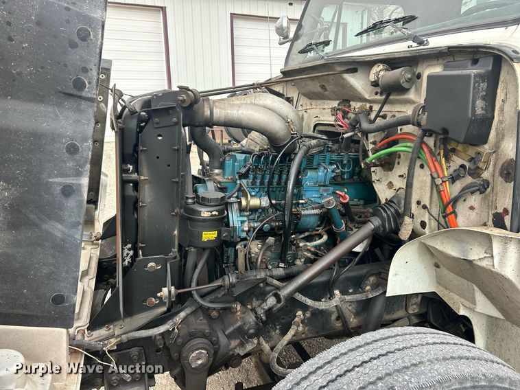 image for item EK2769 1994 International 4900 digger derrick truck