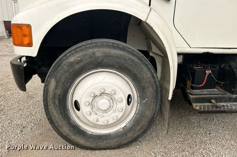 image for item EK2769 1994 International 4900 digger derrick truck