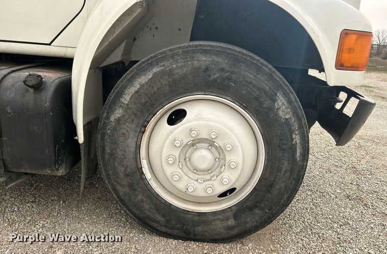 image for item EK2769 1994 International 4900 digger derrick truck