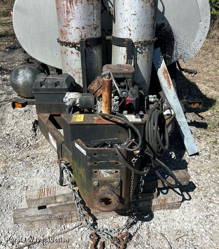 image for item EK2773 1999 Etnyre Maintenance Unit oil distributor trailer