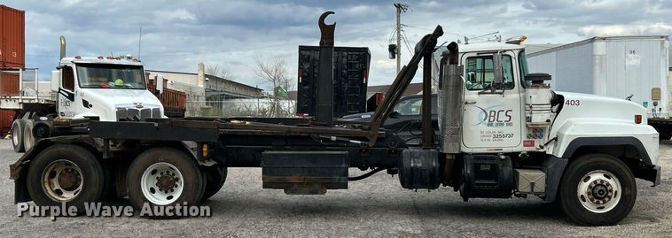 image for item EK2824 2001 Mack RD688S hook lift truck