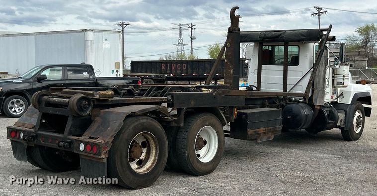 image for item EK2824 2001 Mack RD688S hook lift truck