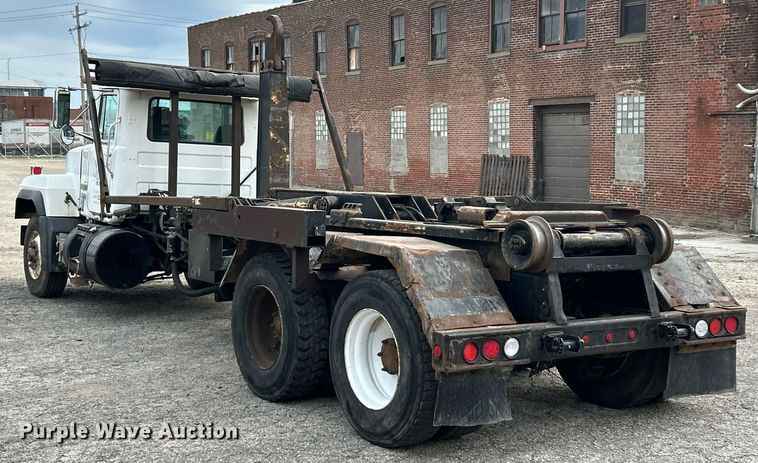 image for item EK2824 2001 Mack RD688S hook lift truck