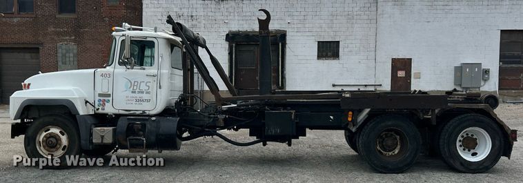 image for item EK2824 2001 Mack RD688S hook lift truck