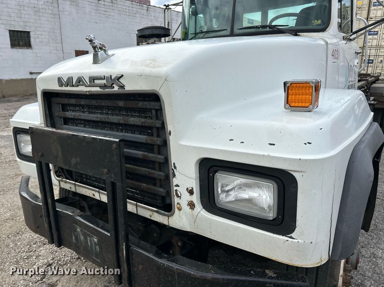 image for item EK2824 2001 Mack RD688S hook lift truck
