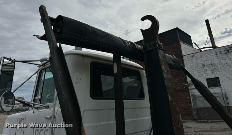 image for item EK2824 2001 Mack RD688S hook lift truck