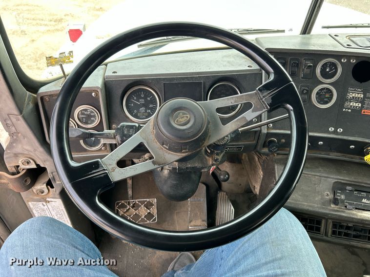 image for item EK2824 2001 Mack RD688S hook lift truck