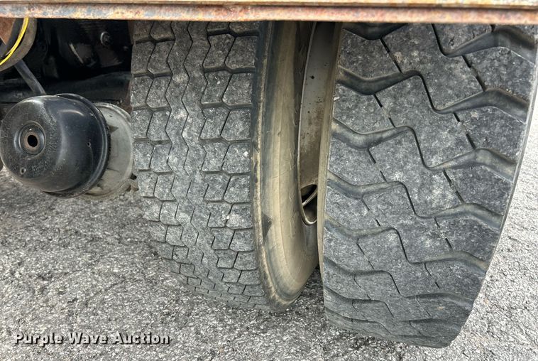 image for item EK2824 2001 Mack RD688S hook lift truck