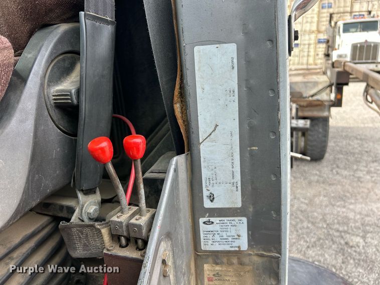 image for item EK2824 2001 Mack RD688S hook lift truck