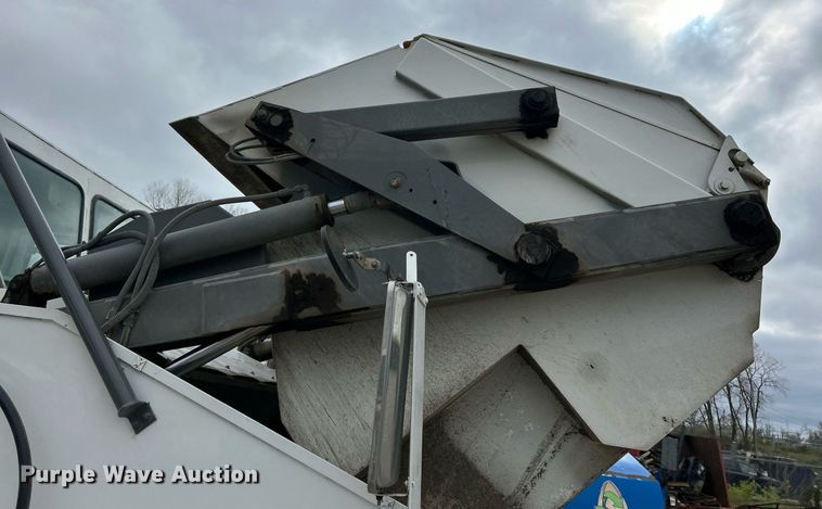 image for item EK2826 2001 Elgin Pelican Series P street sweeper