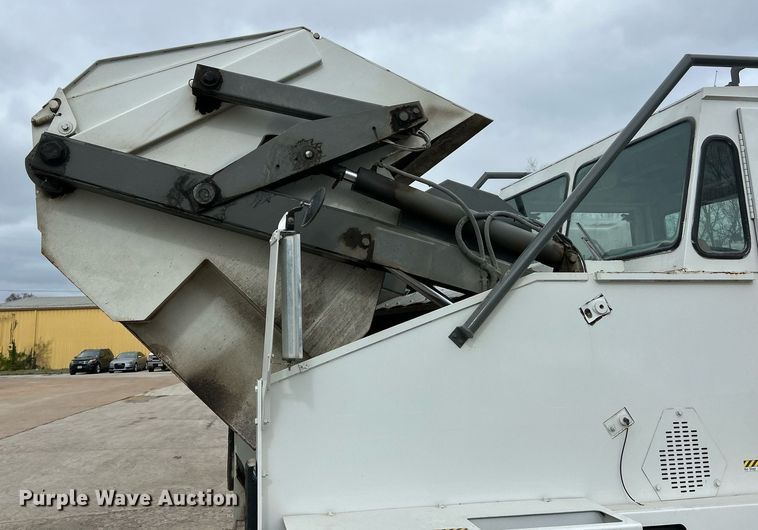 image for item EK2826 2001 Elgin Pelican Series P street sweeper