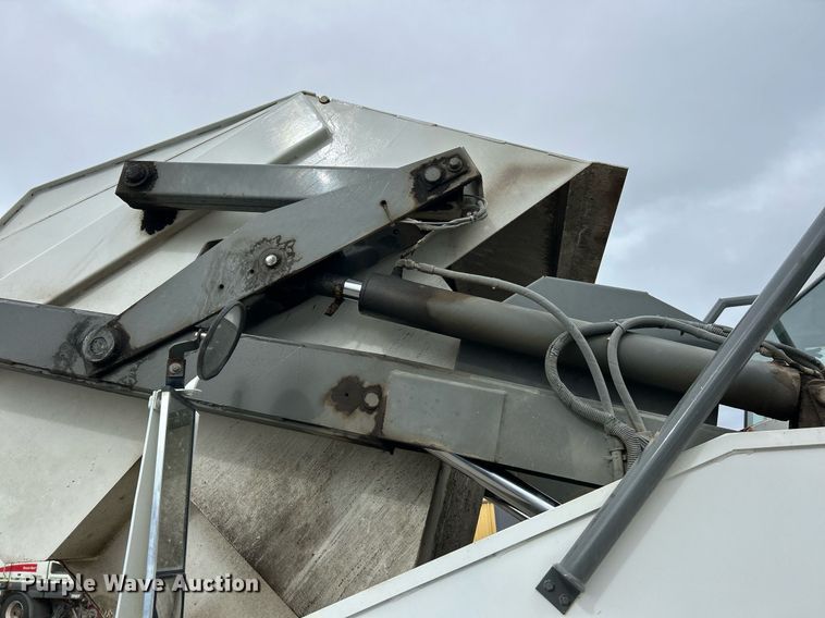 image for item EK2826 2001 Elgin Pelican Series P street sweeper