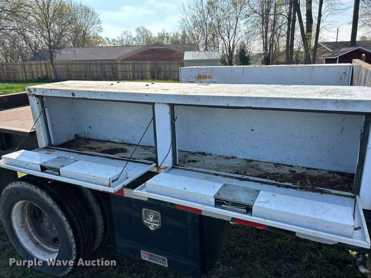 image for item EK2828 1999 Chevrolet C5500 flatbed truck